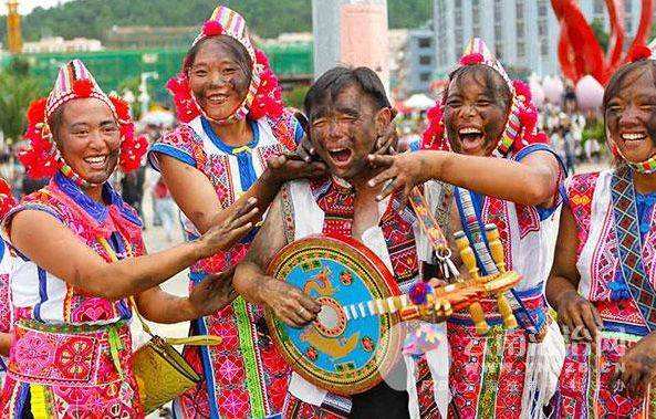 抹黑节是哪个民族的节日（中国民间传统习俗=锡伯族抹黑节）