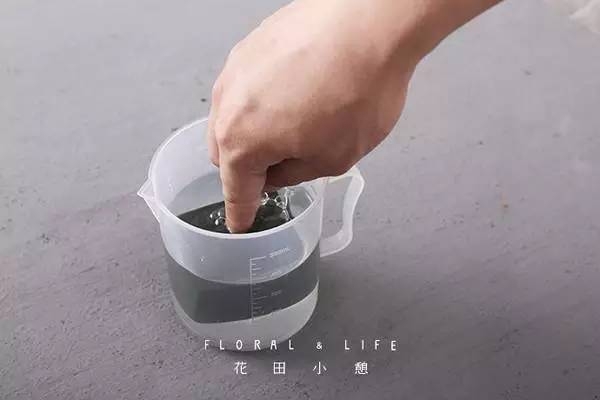 插花的花泥多久需要浇一次水（花艺培训花泥介绍及使用方法）