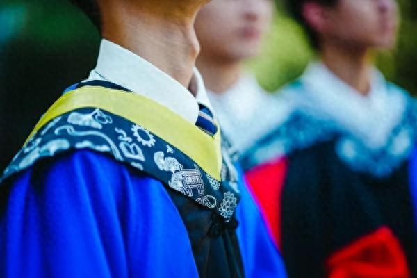 博士毕业服装颜色区别（多所高校新版学位服亮相）