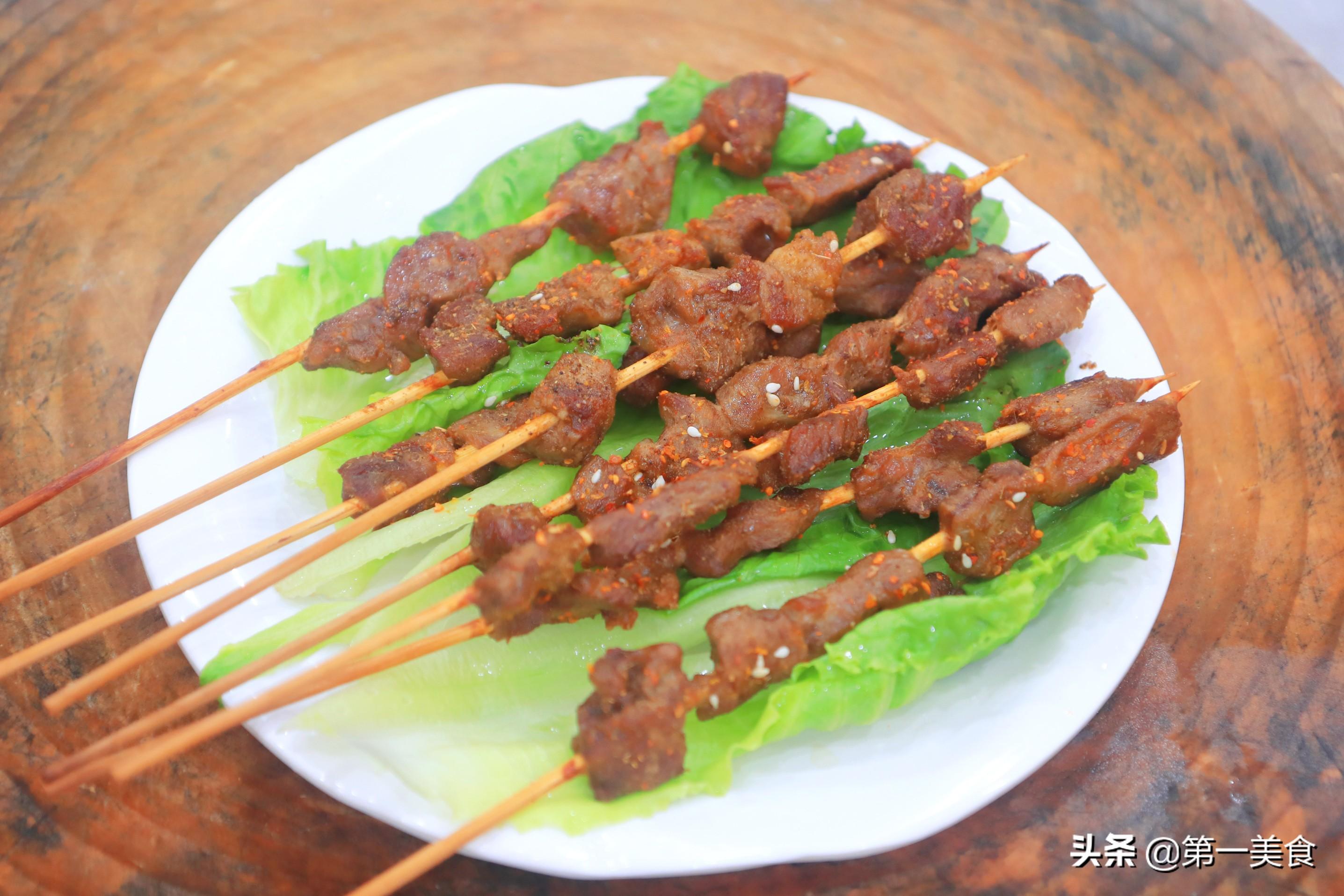 烤羊肉串用哪个部位的肉最好（自制羊肉串，选肉和烤肉技巧）